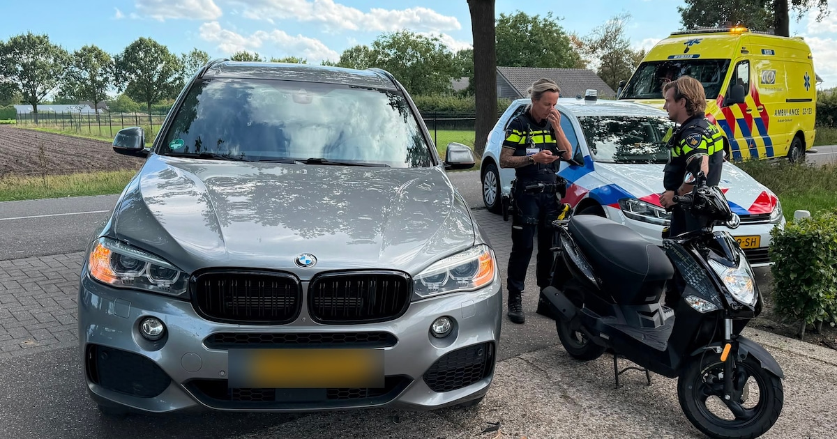 Jonge scooterrijdster raakt gewond bij botsing in De Mortel, automobilist wilde oprit op rijden