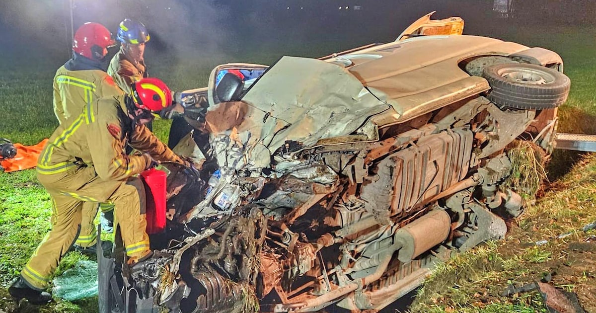Drie gewonden bij frontale botsing met drie auto’s in Bergeijk: man (37) uit voertuig gehaald