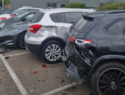 Voet van oudere man glijdt van rem: botsing leidt tot forse schade bij zijn voertuig en vier andere