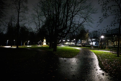 Drietal met vuurwapen berooft man in Valkenberg in Breda, slachtoffer raakt gewond