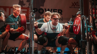 Overdag in ’t pak, ’s avonds lift Matthijs 282 kilo en straks mag hij dat doen op het WK in Dubai