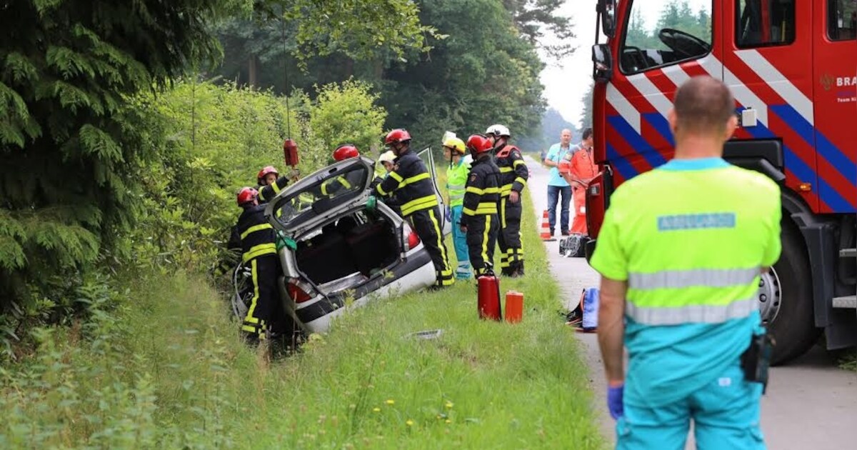 Twee auto's belanden in sloot na ongeluk tussen Esbeek en Lage Mierde (video)
