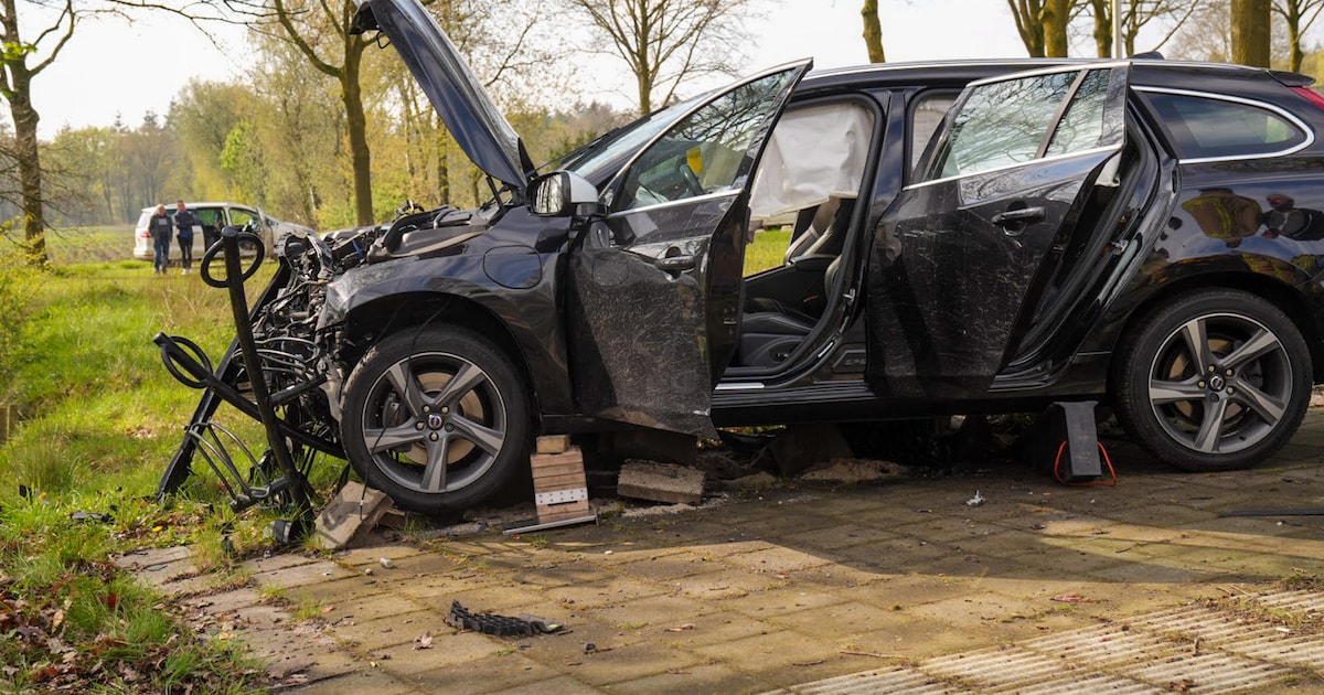 Drie gewonden bij botsing met twee auto’s in Lieshout, N615 urenlang afgesloten