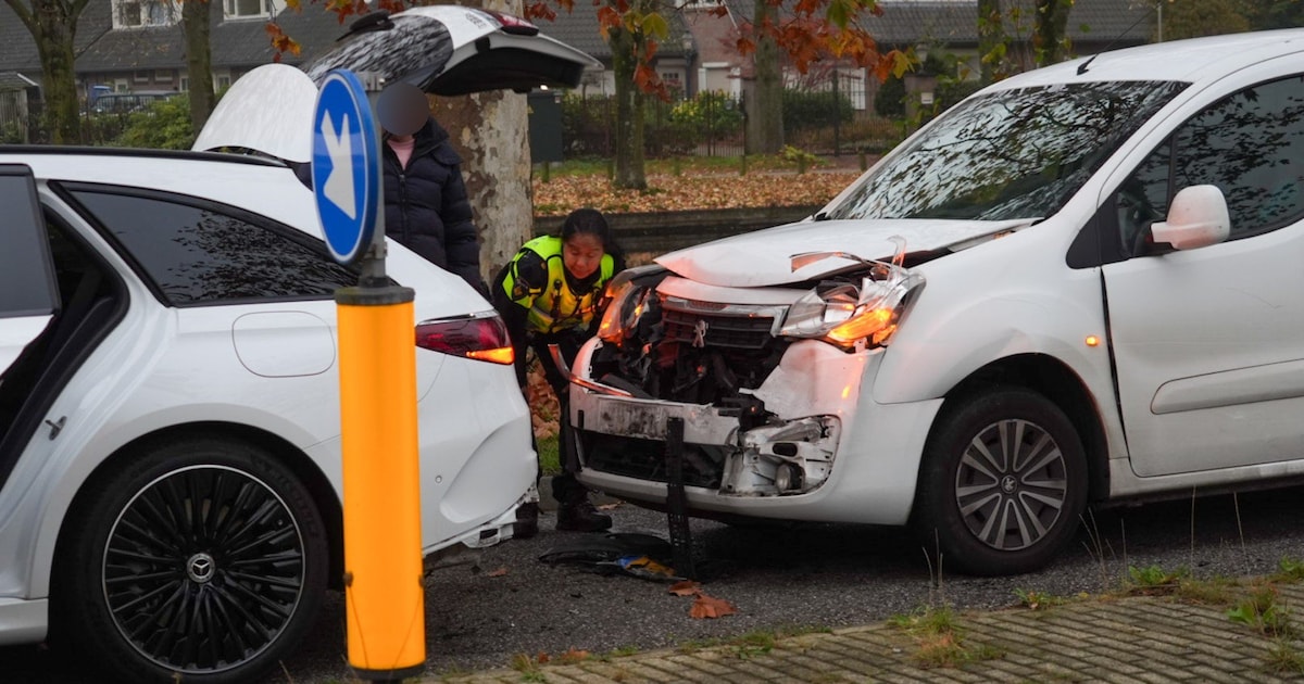 Aanrijding tussen twee auto’s in Helmond