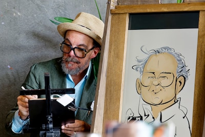 Guus Meeuwis met een brandend peertje en Frank Lammers als maffioso: Harold Hugenholtz blijft raak p