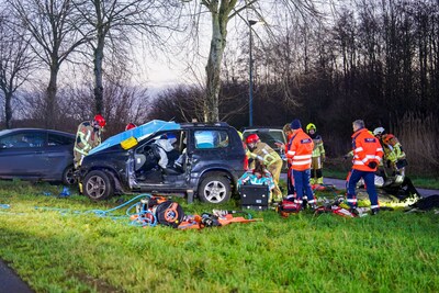 Auto rijdt van gladde weg af in Almkerk, beknelde bijrijder raakt zwaargewond