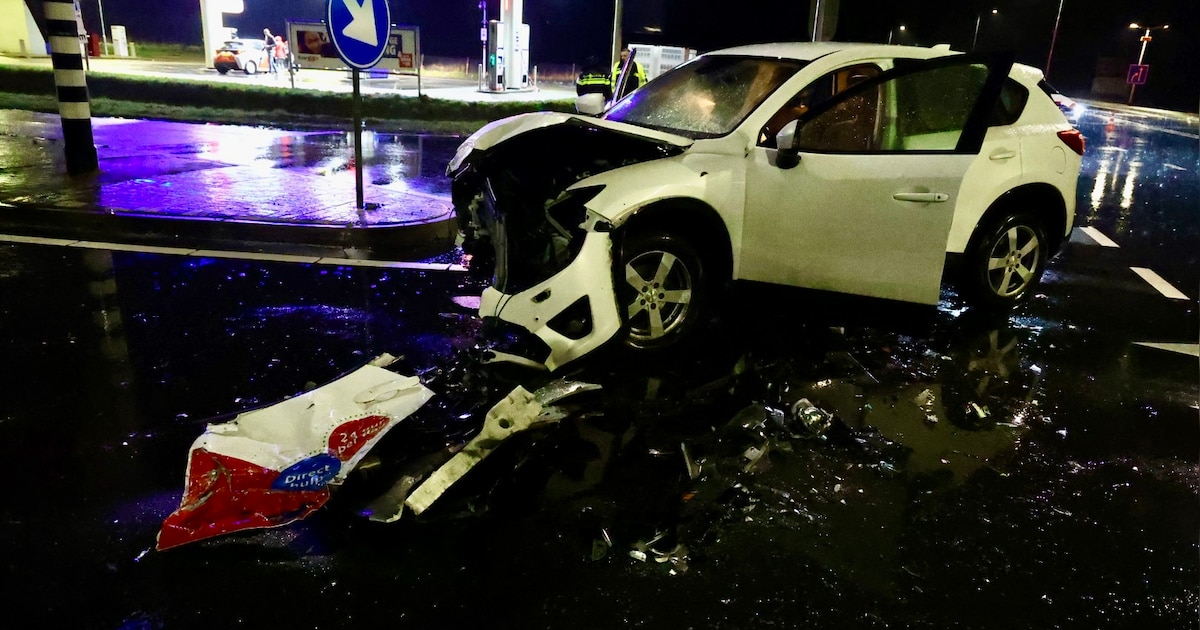 Auto schiet door na harde botsing en belandt in de sloot