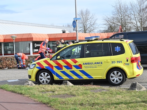 Een ambulance bij de plek van het ongeluk.