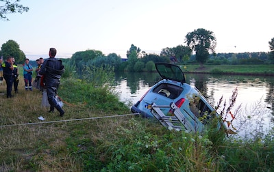 Auto gevonden in het water in Engelen, duikteam het water in