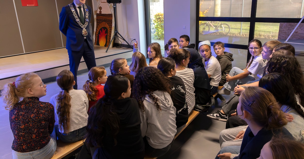 Burgemeester Dijsselbloem schittert als gastdocent voor groep 8: ‘Wat vindt u van Geert Wilders?’