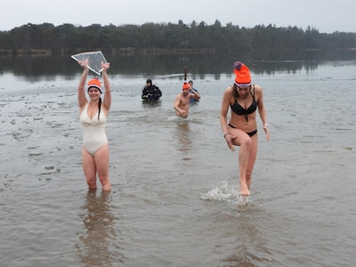 Deze bikkels trotseerden het ijskoude water tijden de nieuwjaarsduik