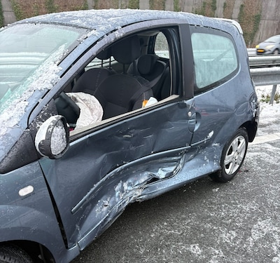 Glad wegdek zorgt voor botsing op de A2 bij Best: automobilist nagekeken in de ambulance