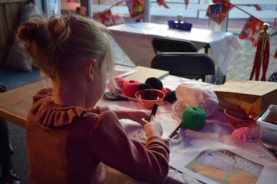Voorlezen en knutselen voor peuters in de bibliotheek in Eindhoven