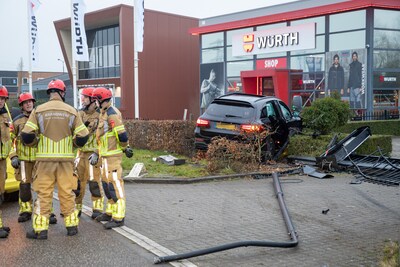 Automobilist rijdt hekwerk uit de grond in Oud Gastel, vermoedelijk onder invloed