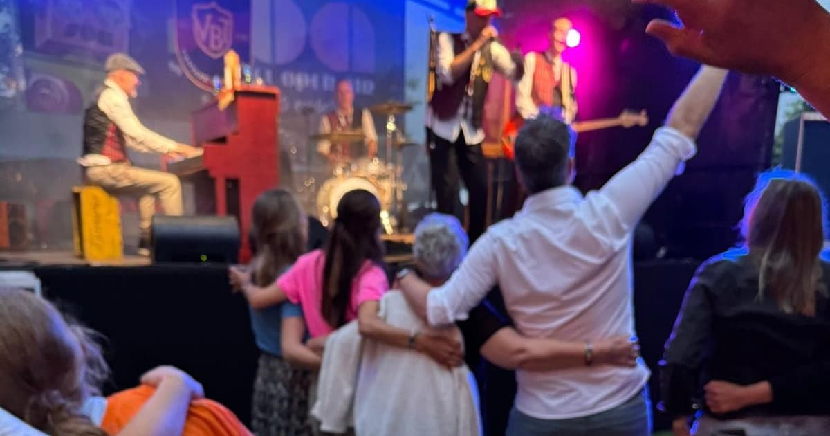 ‘Begint het al te kriebelen?’ Feestje in achtertuin van cabaretier groeit uit tot écht festival