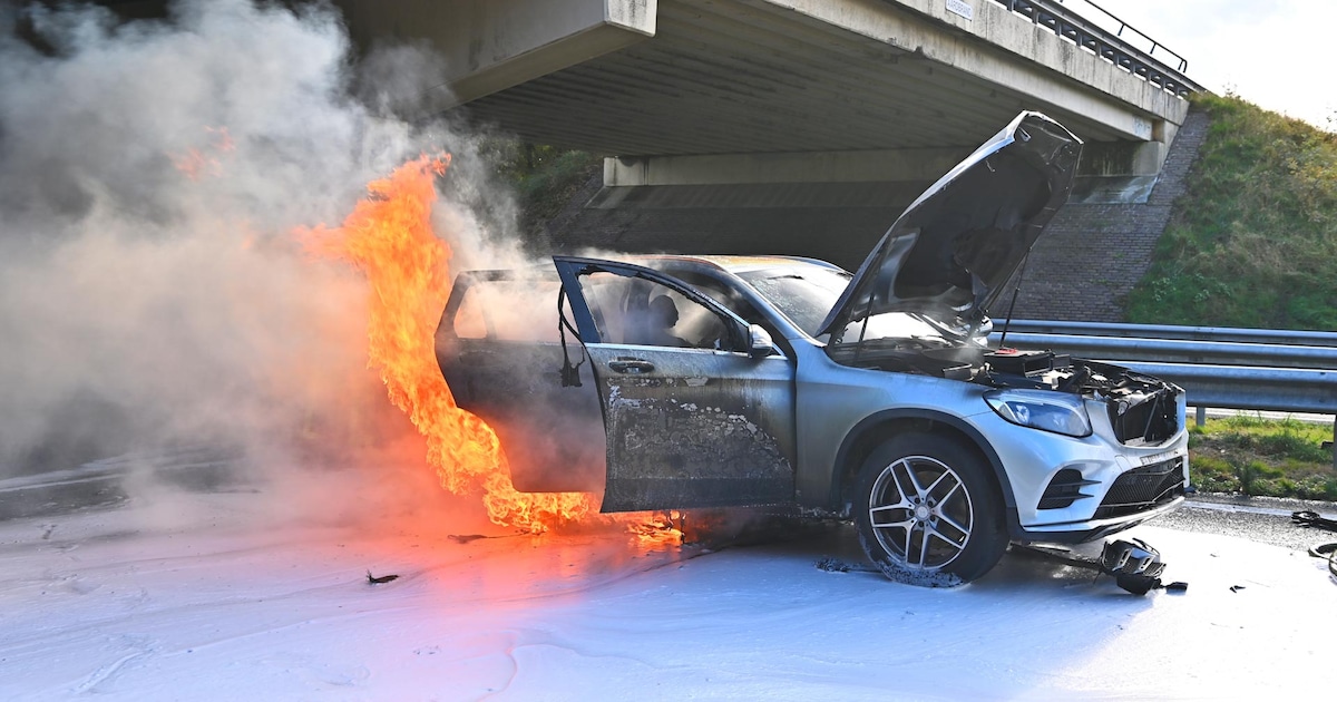 A2 bij Maarheeze in beide richtingen dicht door ongeluk met vijf voertuigen