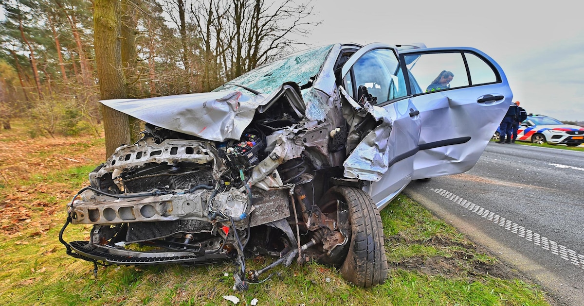 Gewonde bij frontale botsing tussen auto en vrachtwagen op N69 bij Valkenswaard