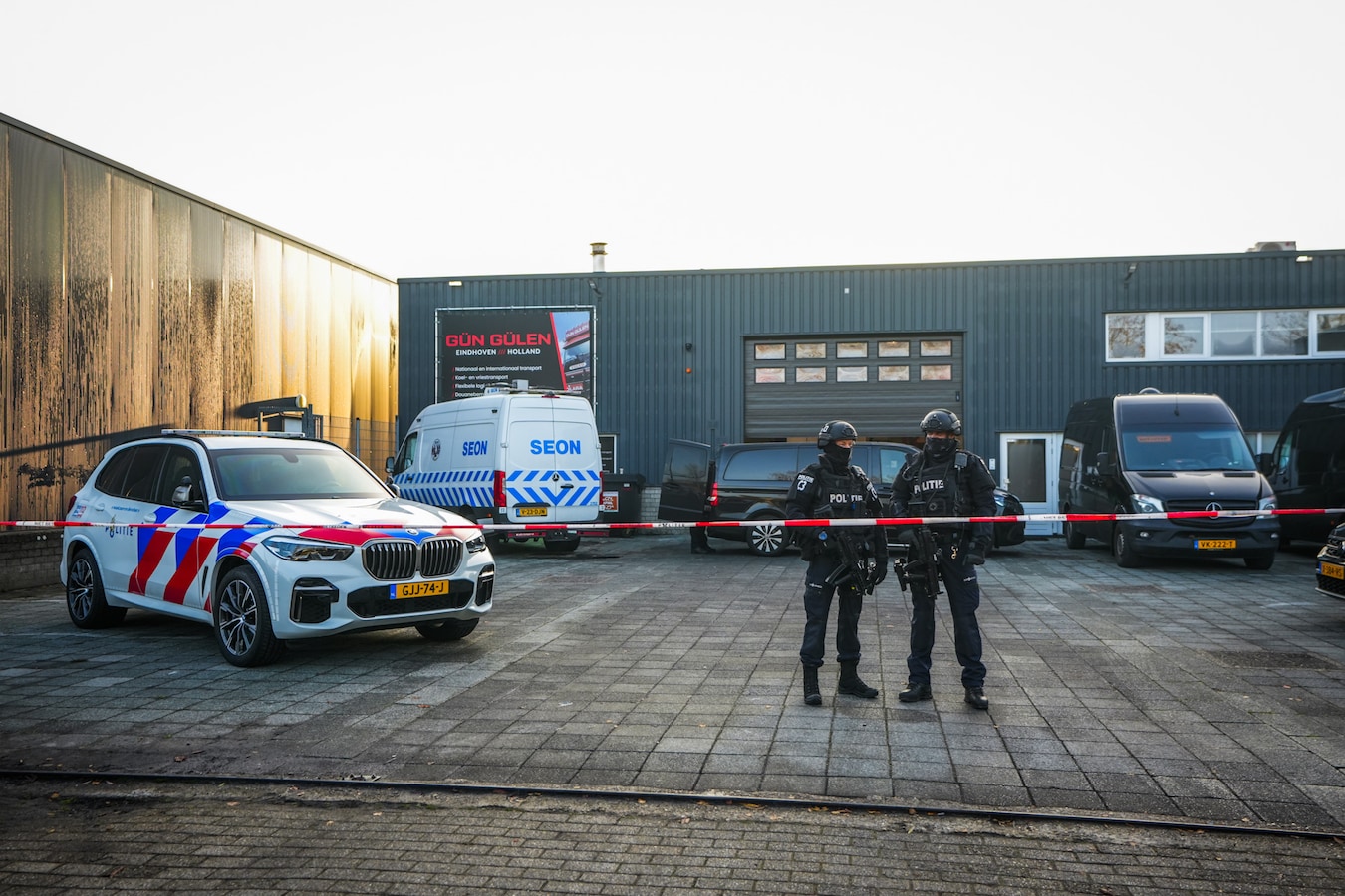 Inval bij Eindhovens transportbedrijf: grote vaten en kratten met ...