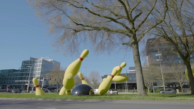Aha! In dit tv-programma ontdek je vanavond het verhaal van kunstwerk Flying Pins in Eindhoven