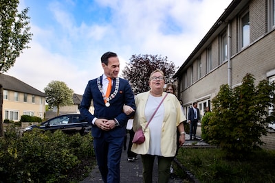 Met koffie en soesjes in de spelersbus van Helmond Sport op lintjestoer: ‘Ik had het totaal niet ver