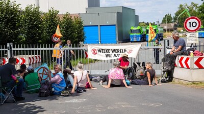 Actievoerders van Extinction Rebellion blokkeren opnieuw veevoederfabriek Ravenstein