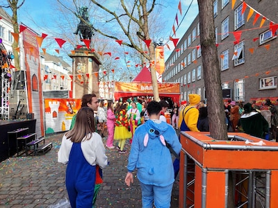 LIVE CARNAVAL IN BRABANT | Prins Amadeiro XXVII arriveert op station Oeteldonk Centraol, en doe je s