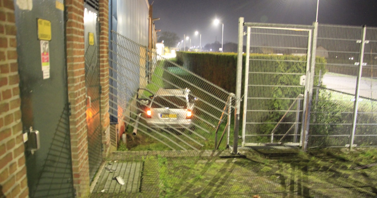 Auto glijdt van Industriekade in Weert en rijdt dwars door hek