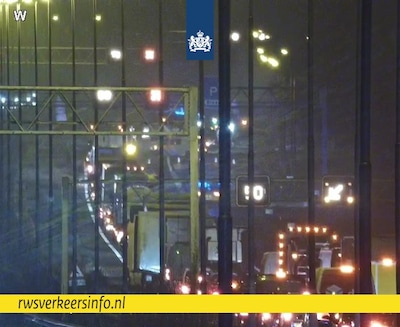 Traumahelikopter landt op A58 voor ongeluk bij Tilburg, weg blijft voorlopig dicht richting Breda