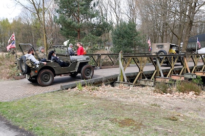Wings & Wheels bij museum Bevrijdende Vleugels: oldtimers en voertuigen uit Tweede Wereldoorlog