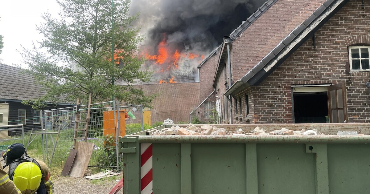 Uitslaande brand in bedrijfspand in Helenaveen