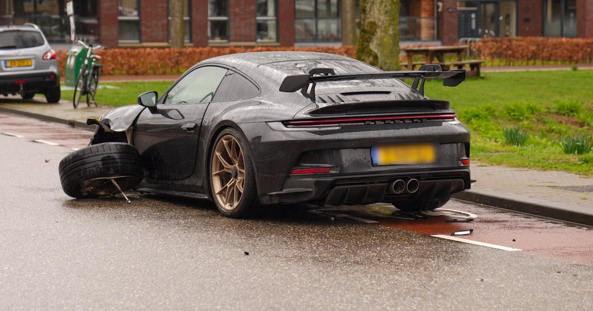 Porsche zwaar beschadigd bij botsing in Deurne, wiel breekt af