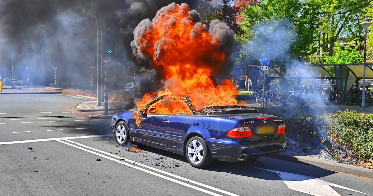 Mercedes in vlammen op in Valkenswaard, zwarte rookwolken boven cabriolet