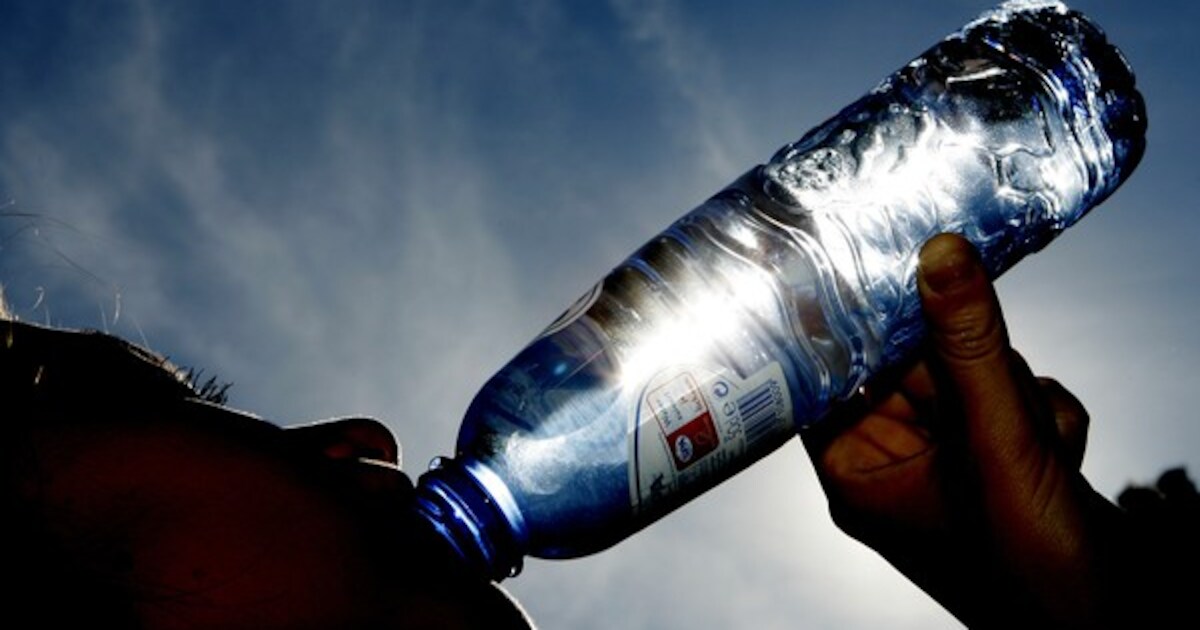 School verplicht kinderen water te drinken, ouders boos: 'Water is voor ...