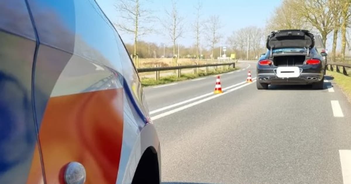 Carjacker wil zijn slag slaan bij dienstauto van politie in Ulvenhout, maar wordt opgepakt | Foto
