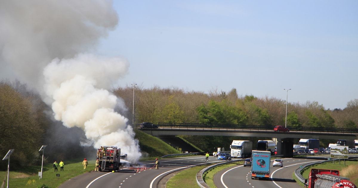 Bakwagen uitgebrand op de A2 bij Weert, snelweg afgesloten