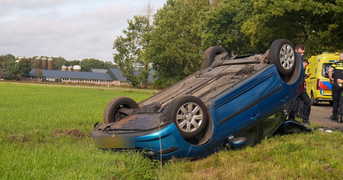 Bestuurster raakt van de weg, auto eindigt op zijn kop in weiland in Lierop
