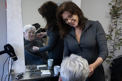 Na bijna 50 jaar stopt deze kapster uit Eindhoven: ‘Ik denk dat ik mijn haren maar laat groeien, wan