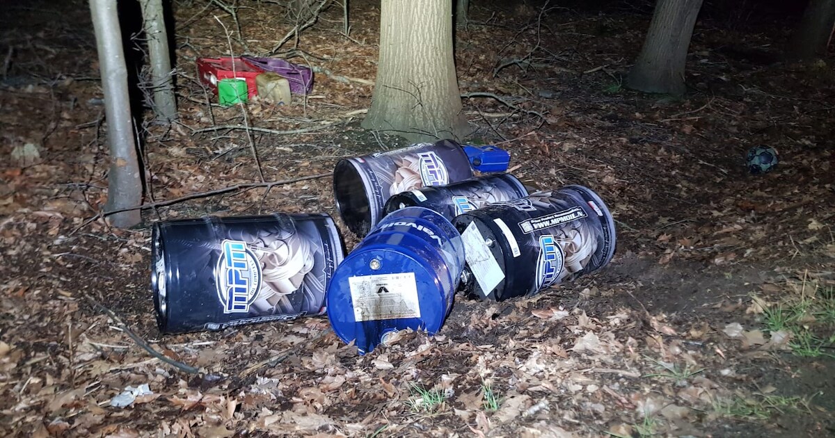 Olievaten gedumpt in natuurgebied bij Riethoven