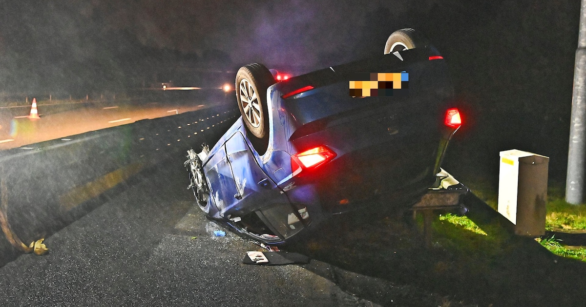 Auto met kapotte band slaat over de kop op A2 bij Leende