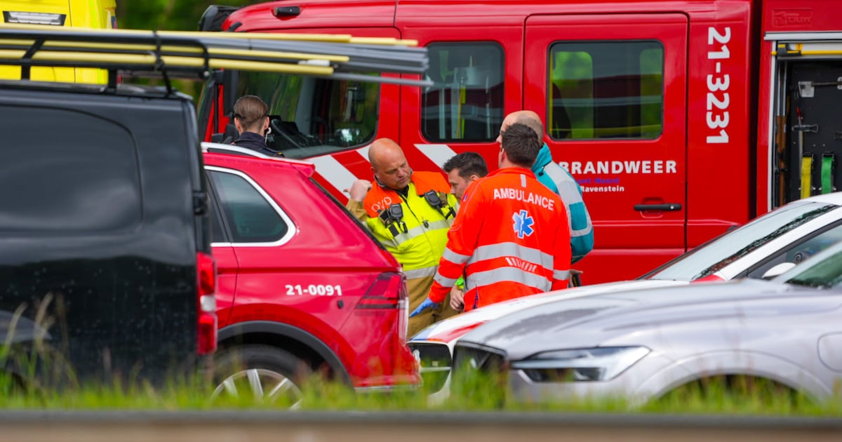 Vrouw overreden door vrachtwagen bij tankstation langs de A50 bij Schaijk | Regio | ED.nl