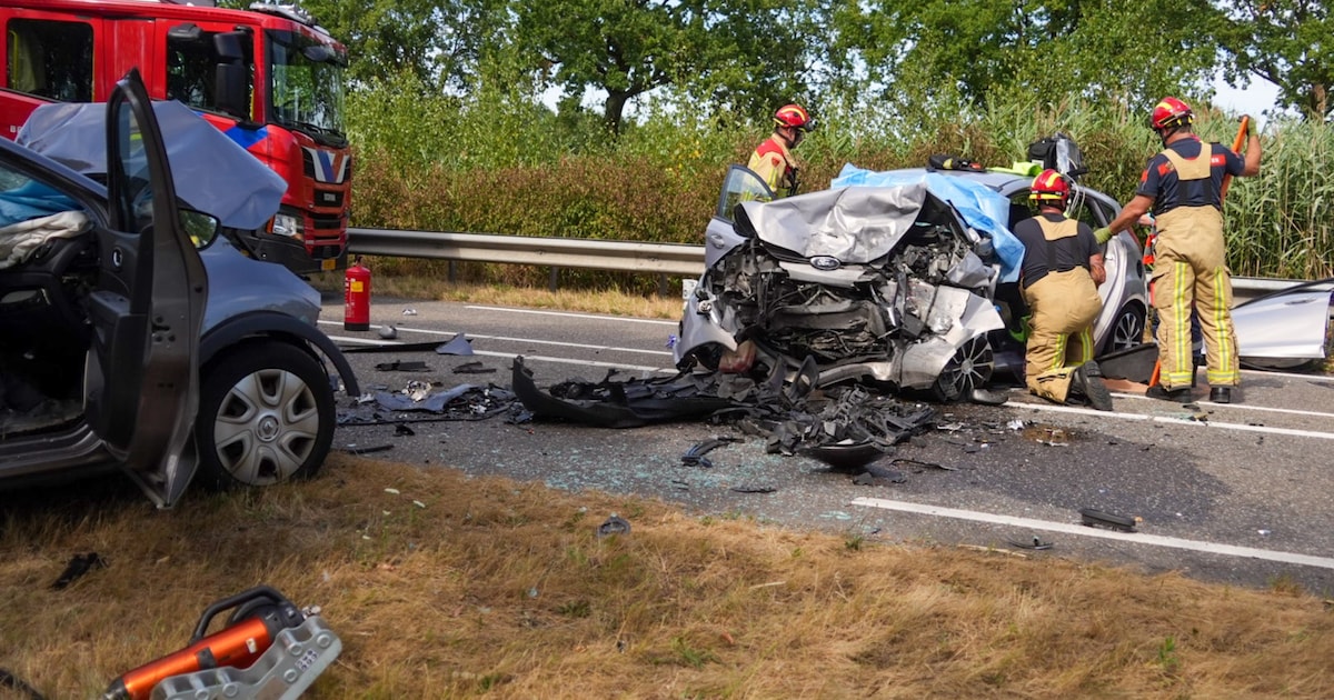 Drie zwaargewonden bij frontale botsing op de N612 bij Lierop, weg afgesloten