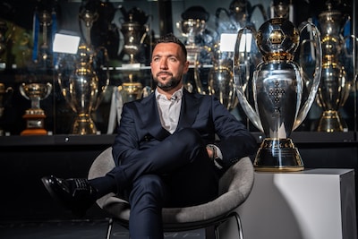 Op bezoek bij Francesco Farioli: ‘Sneijder zei dat het geen Ajax-voetbal was, maar won met Mourinho alles op die manier’
