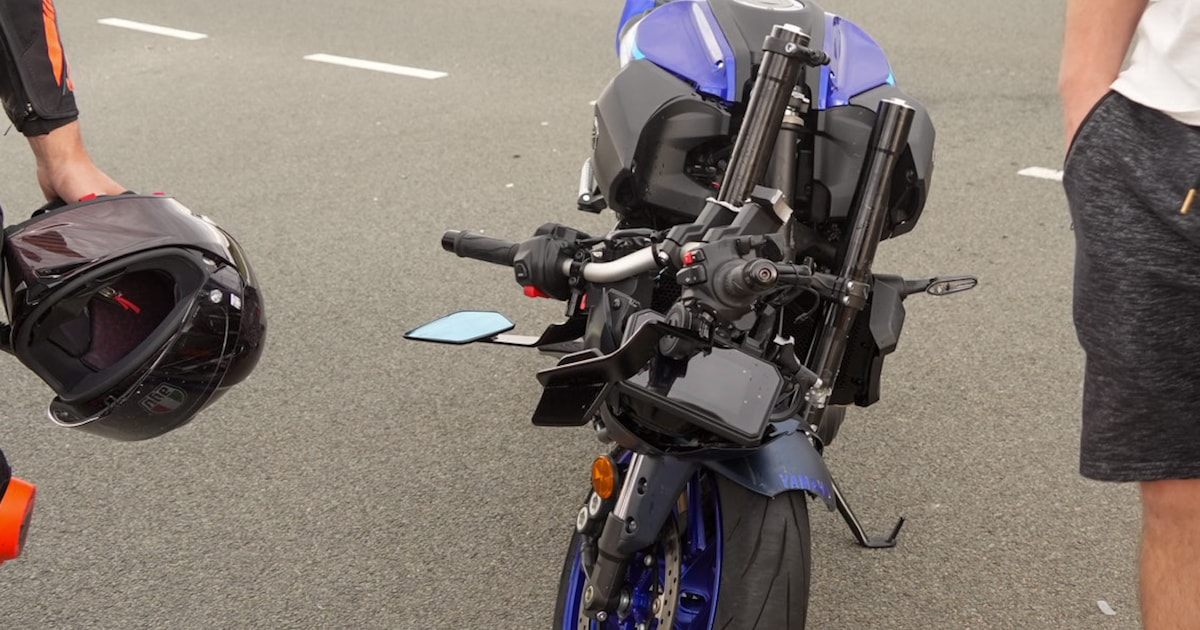Stuur van motor breekt af bij botsing met auto in Beek en Donk