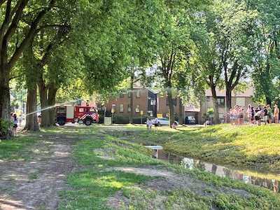 Brandweer zorgt voor verfrissing bij opening Willem van der Aa-park
