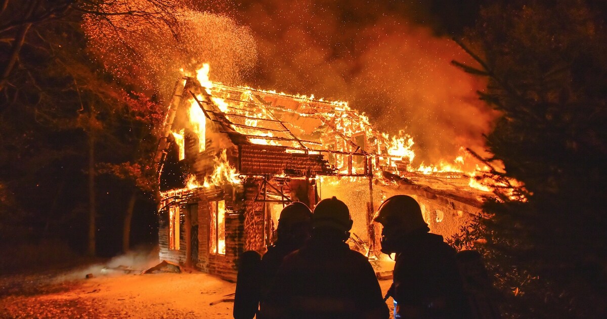 Houten huis in Sterksel verwoest door brand | Foto