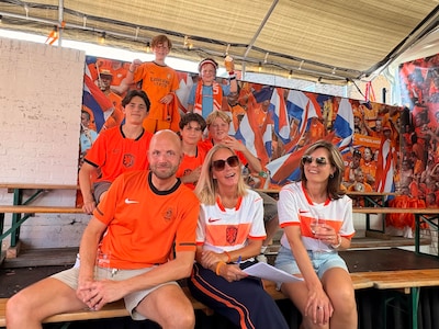 Rob heeft een Holland House in zijn tuin: ‘Er geldt één regel: je moet oranje gekleed zijn’