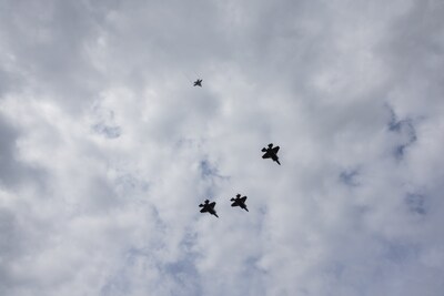 F35’s van vliegbasis Volkel brengen eregroet bij herdenking op 4 mei
