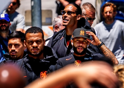 Oranje trekt veel bekijks bij aankomst in Kansas C