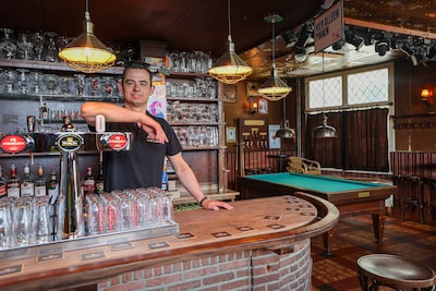 Joep (37) vernieuwt Eindhovense kroeg Casino, maar verandert niet: ‘Een biertje van 2,75 euro alleen is niet meer genoeg’