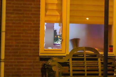 Zwaar vuurwerk ontploft bij woning in Helmond, raam aan diggelen: ‘Deze was van de buitencategorie’